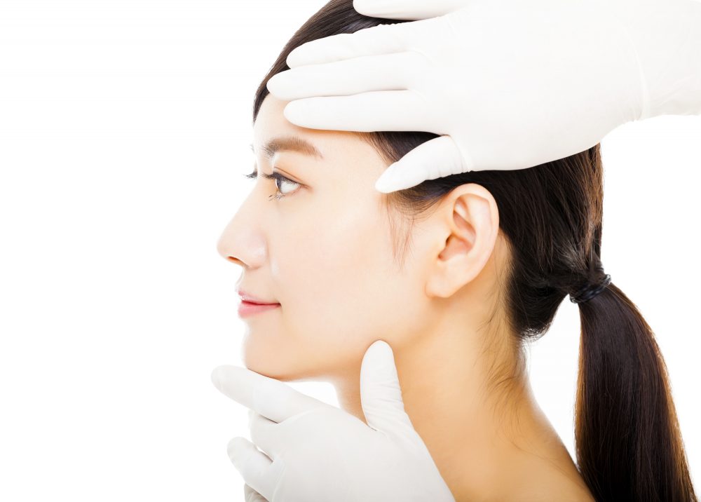 顔の診察を受ける女性
