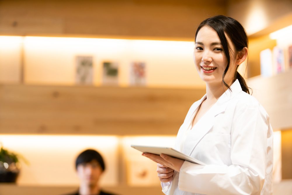 微笑む女性医師