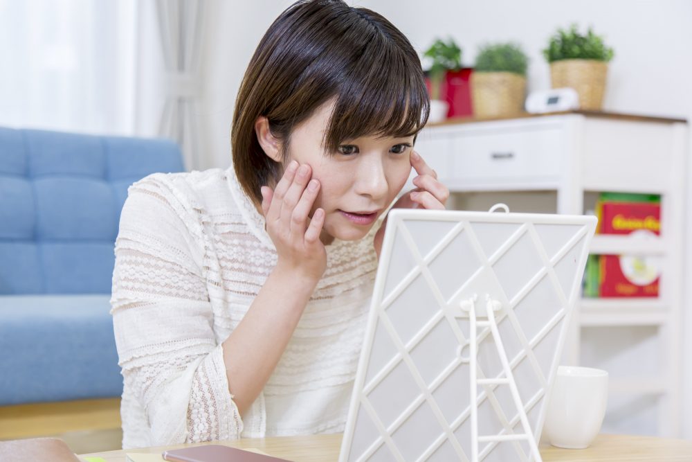鏡を見る女性