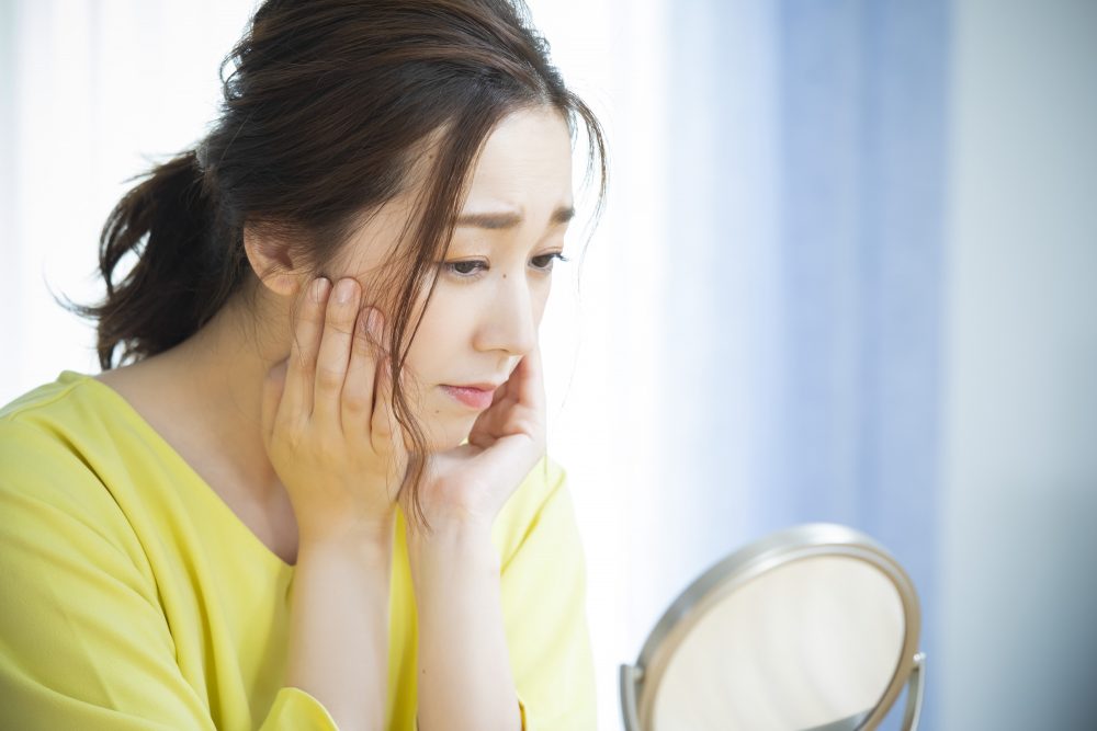 肌の状態が心配な女性
