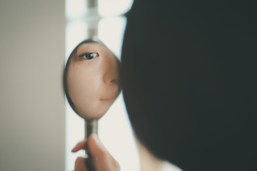目元を気にしている女性