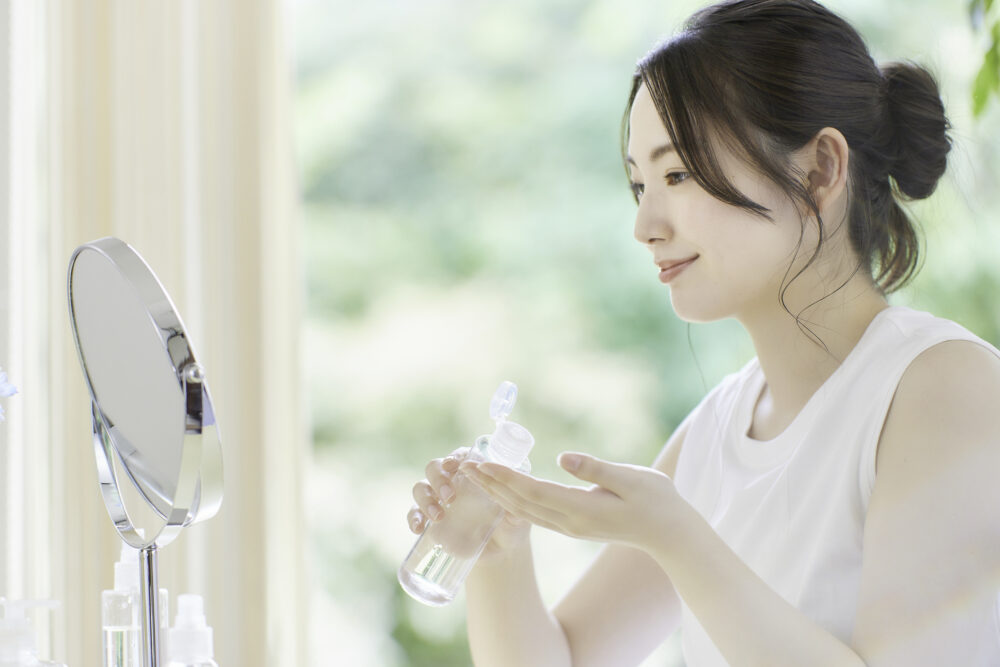 スキンケアをする女性