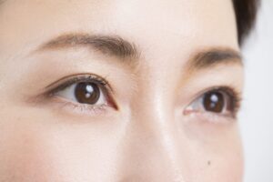 目の下のクマの原因はコレ!種類によって違う原因とケア方法を解説