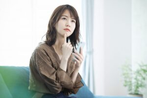 座って悩む女性