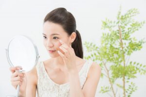 鏡を見る女性