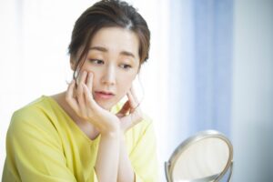 肌をさわる女性