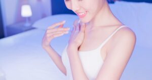 デコルテをさわる女性