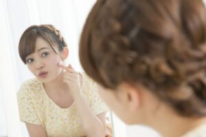 お肌を気にする女性