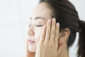 フェイスラインを気にする女性