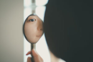 目元を気にしている女性
