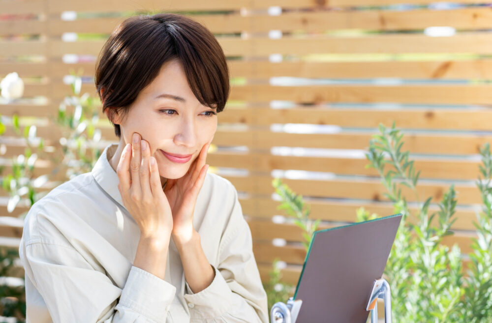 鏡を見る女性