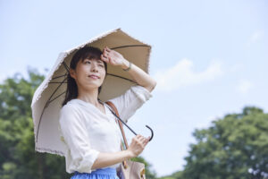 日差しを気にする女性