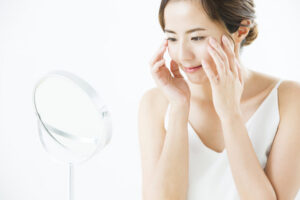 目元をマッサージする女性