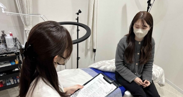 1回目はナチュラルに仕上げ、2回目でしっかりと色を定着させていきます。