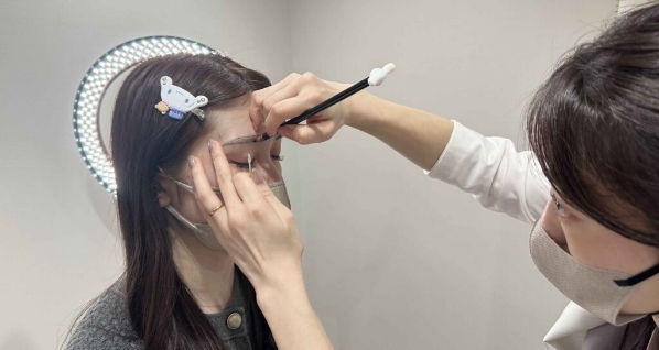 寝た状態だけでなく必ず座位でも確認し完成させます。
