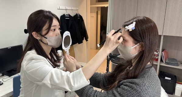 リラックスした状態で正面からご覧いただくようご案内しています。